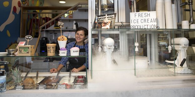 Die Theke einer Eisdiele, in der Mitte erzeugt ein Gerät Nebel Die Theke einer Eisdiele, in der Mitte erzeugt ein Gerät Nebel