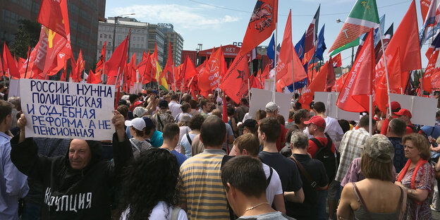 Ein Teilnehmer einer Demonstration gegen die Rentenreform hält ein Transparent mit der Aufschrift: „Russland braucht eine Polizei- und Gerichtsreform, keine Rentenreform“ Ein Teilnehmer einer Demonstration gegen die Rentenreform hält ein Transparent mit der Aufschrift: „Russland braucht eine Polizei- und Gerichtsreform, keine Rentenreform“