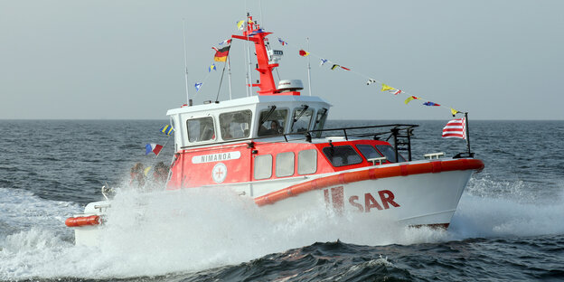 ein Seenotrettungsboot prescht durch Meereswellen ein Seenotrettungsboot prescht durch Meereswellen