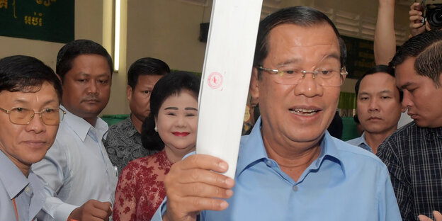 Hun Sen, Ministerpräsident von Kambodscha, gibt in einem Wahllokal seinen Stimmzettel ab Hun Sen, Ministerpräsident von Kambodscha, gibt in einem Wahllokal seinen Stimmzettel ab
