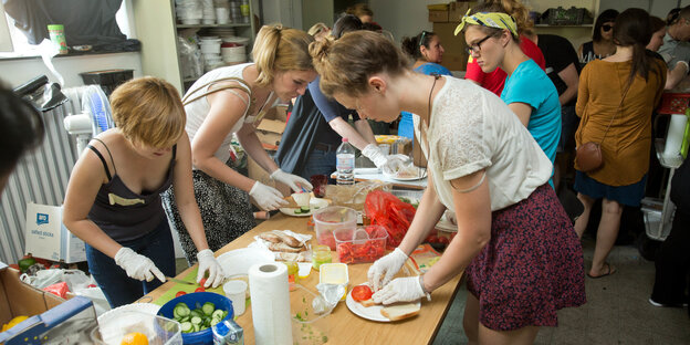 Ehrenamtliche der Initiative „Moabit hilft“ versorgen Flüchtlinge mit Essen auf dem Gelände des Landesamts für Gesundheit und Soziales (LaGeSo) in Berlin Ehrenamtliche der Initiative „Moabit hilft“ versorgen Flüchtlinge mit Essen auf dem Gelände des Landesamts für Gesundheit und Soziales (LaGeSo) in Berlin