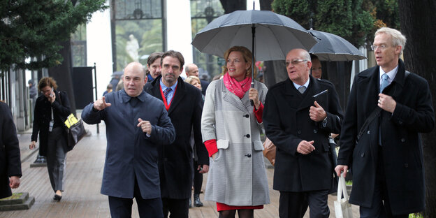 Julia Klöckner umrahmt von mehreren Amtskollegen. Sie hält einen Regenschirm in der Hand Julia Klöckner umrahmt von mehreren Amtskollegen. Sie hält einen Regenschirm in der Hand