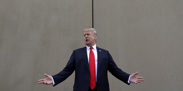 Präsident Trump steht vor einer Mauer Präsident Trump steht vor einer Mauer