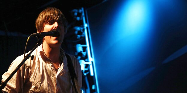 Stephen Malkmus singt ins Mikro Stephen Malkmus singt ins Mikro