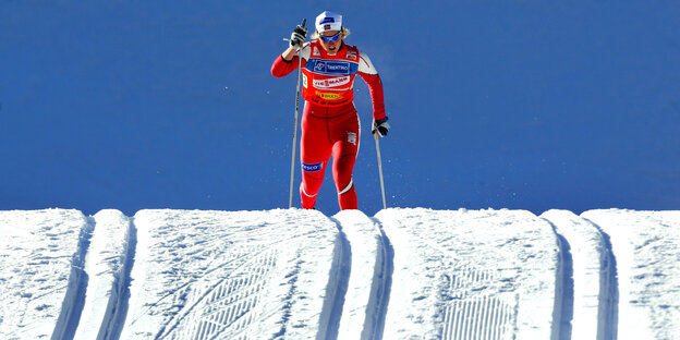 Vibeke Skofterud fährt beim Welt Cup 2004 in Italien auf Skiern bergab Vibeke Skofterud fährt beim Welt Cup 2004 in Italien auf Skiern bergab