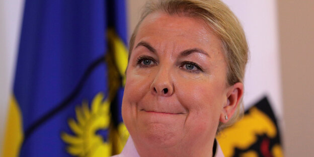 Beate Hartinger-Klein schaut in die Kamera und verzieht das Gesicht Beate Hartinger-Klein schaut in die Kamera und verzieht das Gesicht