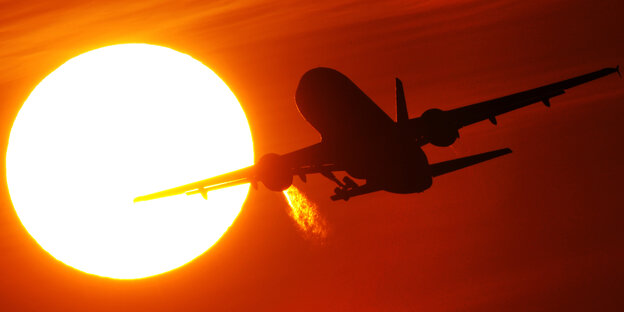 Flugzeug im Sonnenuntergang Flugzeug im Sonnenuntergang