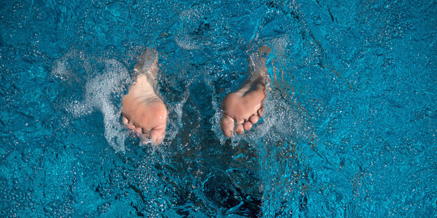 Hitze: Mensch springt ins Wasser Hitze: Mensch springt ins Wasser