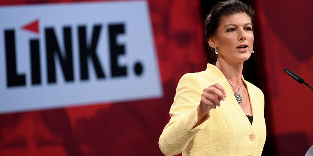 Sahra Wagenknecht am Rednerpult, hinter ihr steht in großen Buchstaben „Die Linke“