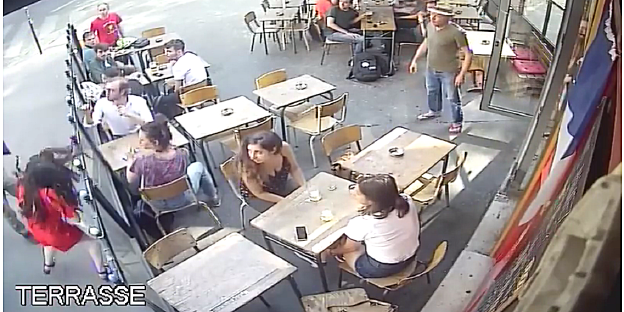 Menschen sitzen an Tischen Menschen sitzen an Tischen