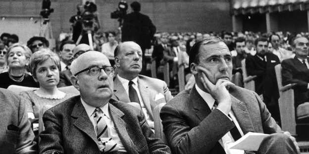 Protestveranstaltung gegen die Notstandsgesetze 1968: Theodor Adorno (li) sitzt neben dem Verleger Siegfried Unseld Protestveranstaltung gegen die Notstandsgesetze 1968: Theodor Adorno (li) sitzt neben dem Verleger Siegfried Unseld