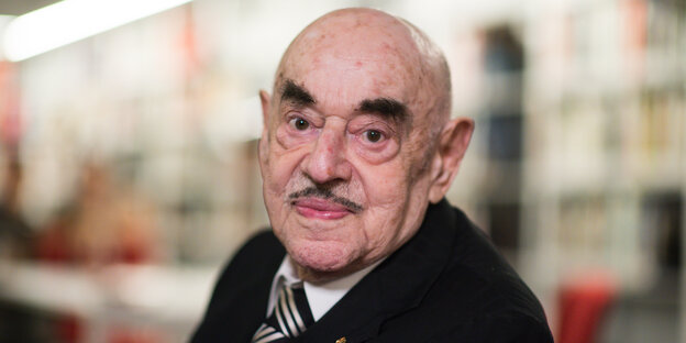 Der Filmproduzent Artur Brauner schaut in die Kamera Der Filmproduzent Artur Brauner schaut in die Kamera