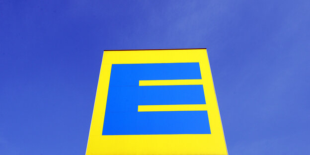 Das blau-gelbe Edeka Logo vor blauem Himmel Das blau-gelbe Edeka Logo vor blauem Himmel