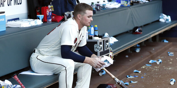 Sean Newcomb sitzt alleine auf der Ersatzbank