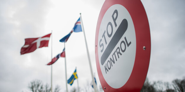 Ein rundes Schild mit rotem Rand. Darin die Worte Stop. Control. Im Hintergrund die schwedische Flagge Ein rundes Schild mit rotem Rand. Darin die Worte Stop. Control. Im Hintergrund die schwedische Flagge