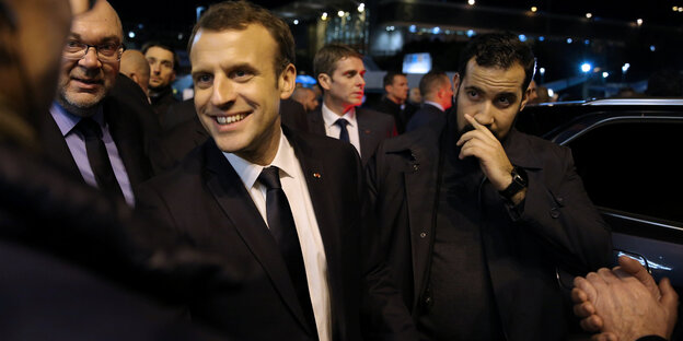 Elysée-Mitarbeiter Alexandre Benalla begleitet Frankreichs Präsident Emmanuel Macron auf einen Termin Elysée-Mitarbeiter Alexandre Benalla begleitet Frankreichs Präsident Emmanuel Macron auf einen Termin