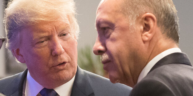 Trump guckt grimmig zu Erdogan Trump guckt grimmig zu Erdogan