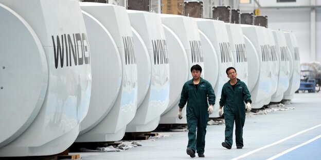 Arbeiter in der Produktionshalle des chinesischen Windkraftanlagenherstellers Windey Wind Arbeiter in der Produktionshalle des chinesischen Windkraftanlagenherstellers Windey Wind