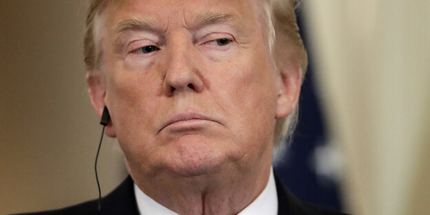 Donald Trump mit einem Knopf im Ohr Donald Trump mit einem Knopf im Ohr
