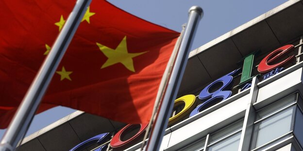Eine chinesische Flagge weht vor Googles Hauptquartier Eine chinesische Flagge weht vor Googles Hauptquartier
