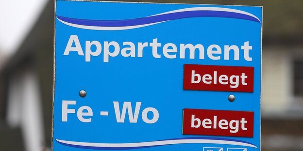 Ein Schild mit dem Hinweis, dass eine Ferienwohnung belegt ist Ein Schild mit dem Hinweis, dass eine Ferienwohnung belegt ist