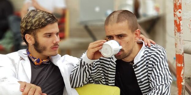 Ferdinand und Milan Dölberg sitzen nebeneinander Ferdinand und Milan Dölberg sitzen nebeneinander
