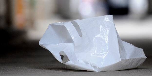 Eine weiße Plastiktüte Eine weiße Plastiktüte