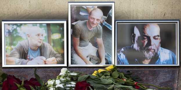 Fotos und Blumen von drei russischen Männern Fotos und Blumen von drei russischen Männern
