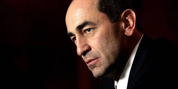 Armeniens Präsident Robert Kotscharjan im Anzug vor schwarzem Hintergrund. Er schaut angestrengt zur Seite. Armeniens Präsident Robert Kotscharjan im Anzug vor schwarzem Hintergrund. Er schaut angestrengt zur Seite.