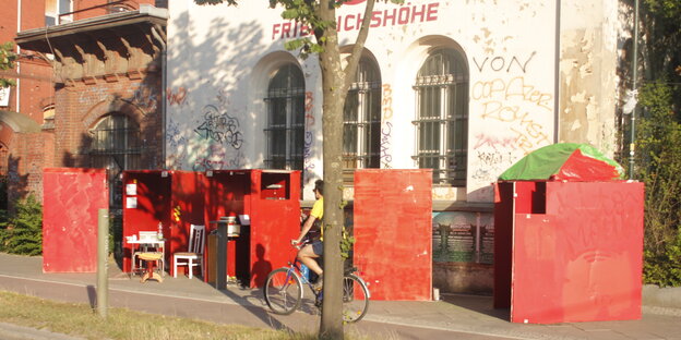 Fünf rote Stahlwürfel stehen auf dem Gehsteig der Landberger Allee und machen auf Leerstand in einer ehemaligen Brauerei aufmerksam Fünf rote Stahlwürfel stehen auf dem Gehsteig der Landberger Allee und machen auf Leerstand in einer ehemaligen Brauerei aufmerksam