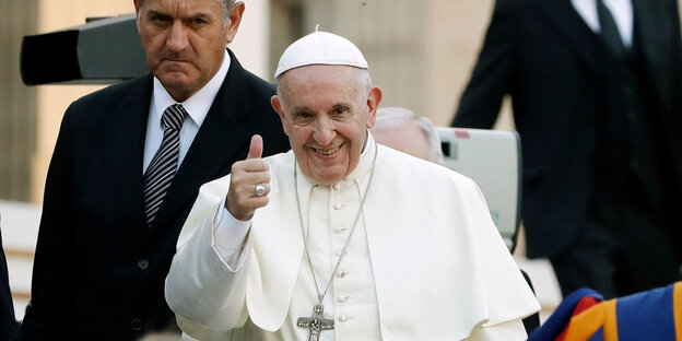 Papst Franziskus zeigt mit dem Daumen nach oben Papst Franziskus zeigt mit dem Daumen nach oben