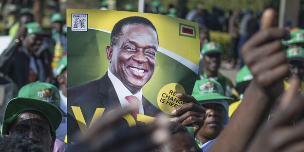 Anhänger des Präsidenten von Simbabwe, Emmerson Mnangagwa Anhänger des Präsidenten von Simbabwe, Emmerson Mnangagwa