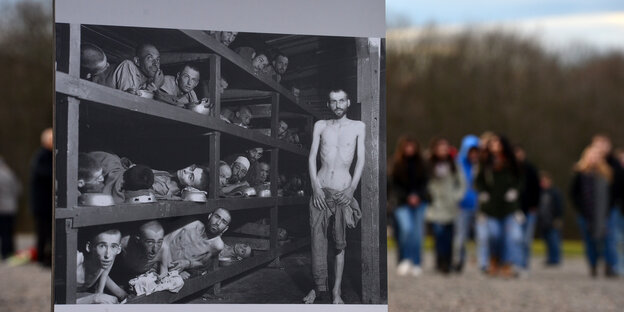 Eine Gedenktafel auf dem ehemaligen Appellplatz in der Gedenkstätte Buchenwald zeigt ausgemergelte Häftlinge. Eine Gedenktafel auf dem ehemaligen Appellplatz in der Gedenkstätte Buchenwald zeigt ausgemergelte Häftlinge.