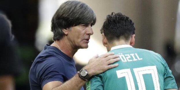 Bundestrainer Joachim Löw redet mit dem ehemaligen Nationalspieler Mesut Özil Bundestrainer Joachim Löw redet mit dem ehemaligen Nationalspieler Mesut Özil