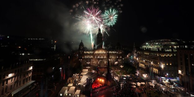 Nächtliches Feuerwerk überder Stadt Glasgow Nächtliches Feuerwerk überder Stadt Glasgow