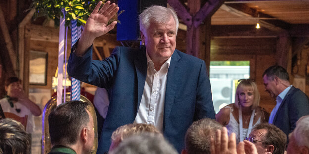 Seehofer winkt Bierzeltbesuchern zu Seehofer winkt Bierzeltbesuchern zu