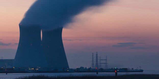 Der Dampf eines Atomkraftwerks weht im Wind Der Dampf eines Atomkraftwerks weht im Wind