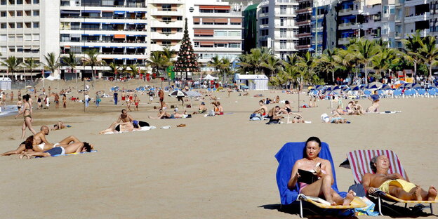 ein Strand, im Hintergrund Hochhäuser ein Strand, im Hintergrund Hochhäuser