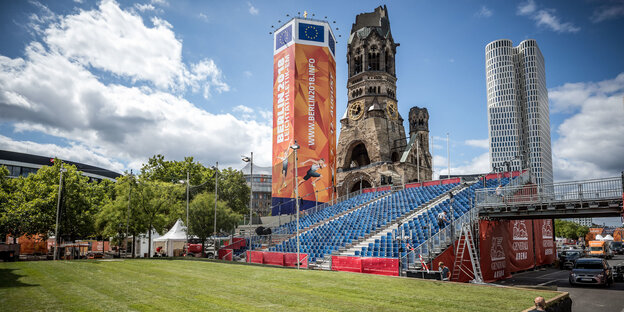 Im Vordergrund eine Leichtathletikanlage, im Hintergrund die Gedächtniskirche von Berlin