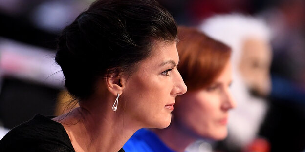 Sahra Wagenknecht im Profil, dahinter Katja Kipping im Profil Sahra Wagenknecht im Profil, dahinter Katja Kipping im Profil