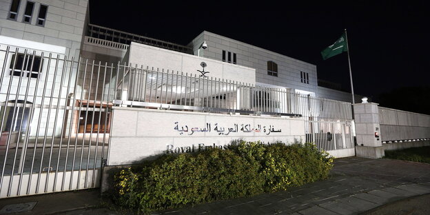 Das weiße Gebäude der saudischen Botschaft in Ottawa bei Nacht Das weiße Gebäude der saudischen Botschaft in Ottawa bei Nacht