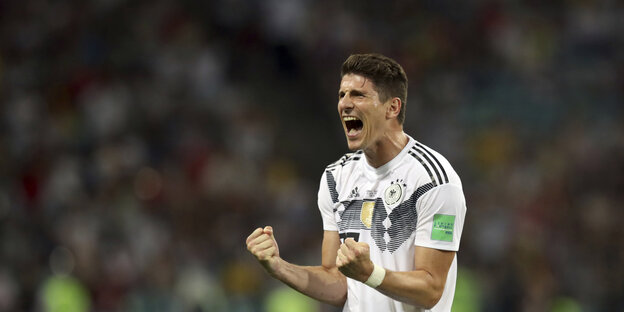 Mario Gomez ballt die Fäuste und jubelt Mario Gomez ballt die Fäuste und jubelt