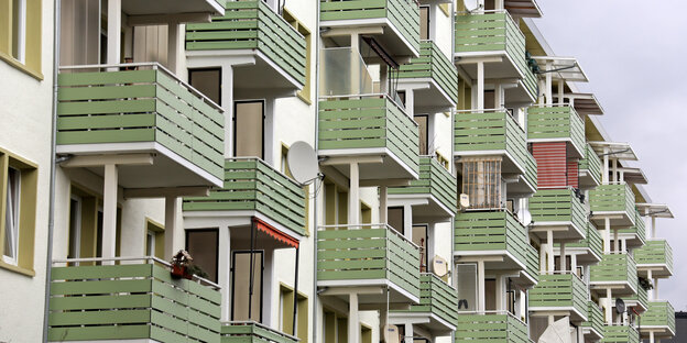 Balkone reihen sich an einem Wohnhaus aneinander Balkone reihen sich an einem Wohnhaus aneinander