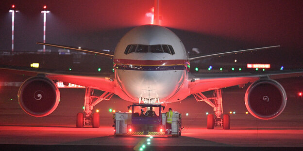 Ein Flugzeug wird aus der Parkposition geschoben Ein Flugzeug wird aus der Parkposition geschoben