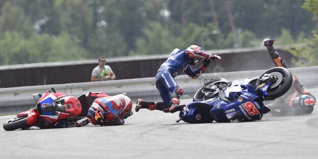 Kollision zweier Motorräder Kollision zweier Motorräder