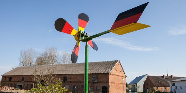 Eine Windfahne in Deutschlandfarben Eine Windfahne in Deutschlandfarben