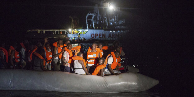 Flüchtlinge in einem Schlauchboot