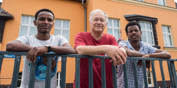 Bundestagsabgeordneter Martin Patzelt (Mitte, CDU) mit zwei bei sich aufgenommenen Flüchtlingen Bundestagsabgeordneter Martin Patzelt (Mitte, CDU) mit zwei bei sich aufgenommenen Flüchtlingen
