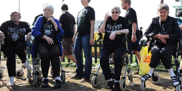 alte Menschen sitzen mit Wacken-T-Shirts auf Rollatoren alte Menschen sitzen mit Wacken-T-Shirts auf Rollatoren