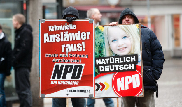 Zwei NDP-Anhänger halten NPD-Wahlkampfplakate. Zwei NDP-Anhänger halten NPD-Wahlkampfplakate.